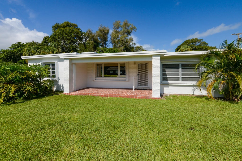 Photo of 1901 Oleander Boulevard, Fort Pierce, FL 34950 (MLS # R10914465)