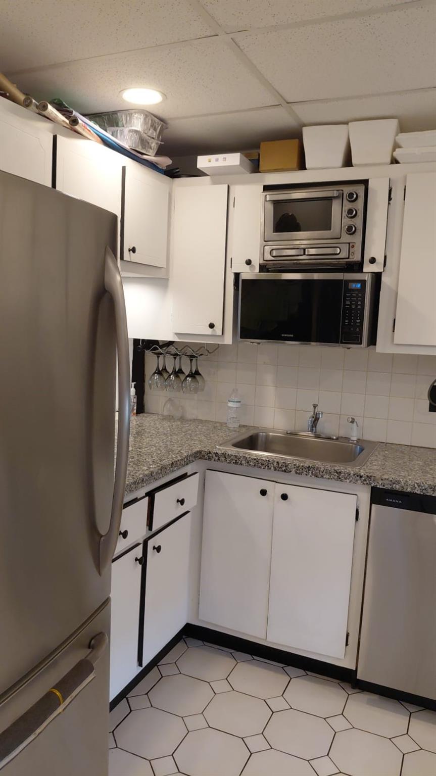 very nice unit located area in Margate with a Golf Course, with pool and many amenities such Billiard Room, BBQ/picnic area, club house, exercise room, exercise room, extra storages, library, exterior lighting, Shuffleboard.
Cable and internet included in the association fee!!