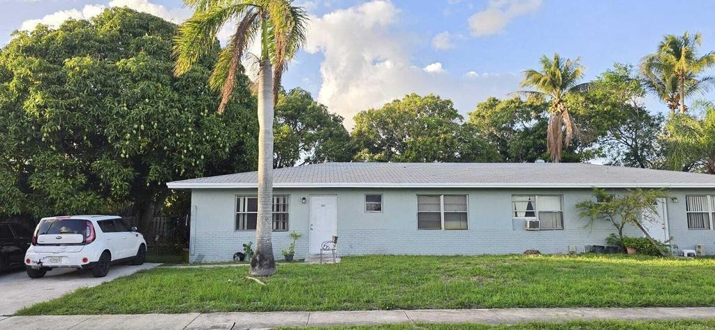Photo of 233 SE 26th Avenue, Boynton Beach, FL 33435 (MLS # B26015691)