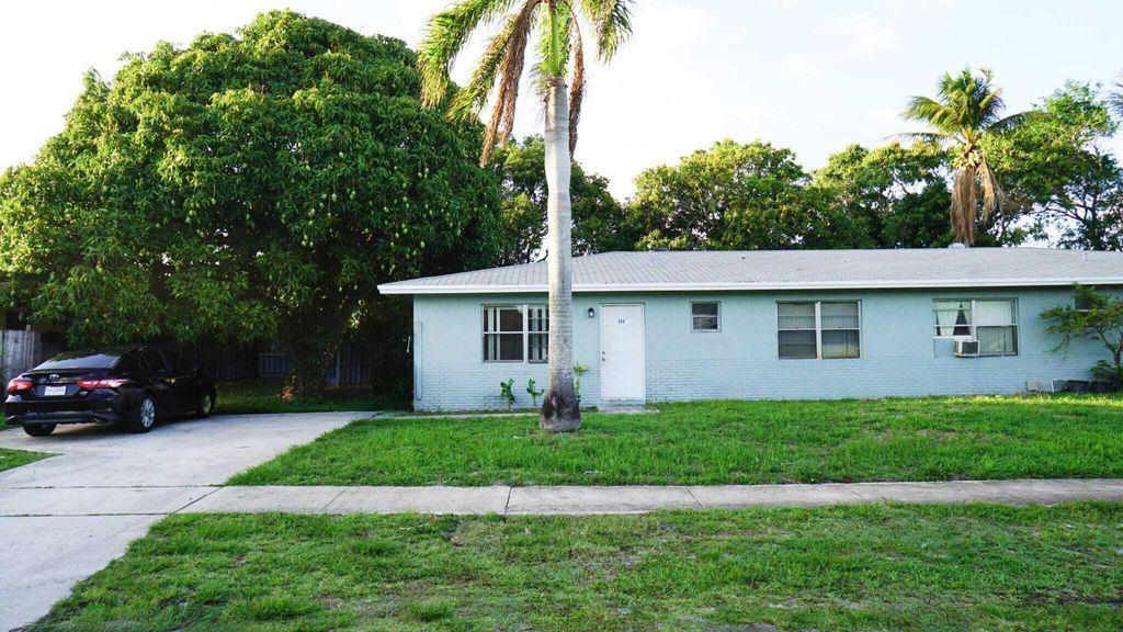Photo of 233 SE 26th Avenue, Boynton Beach, FL 33435 (MLS # B26015691)