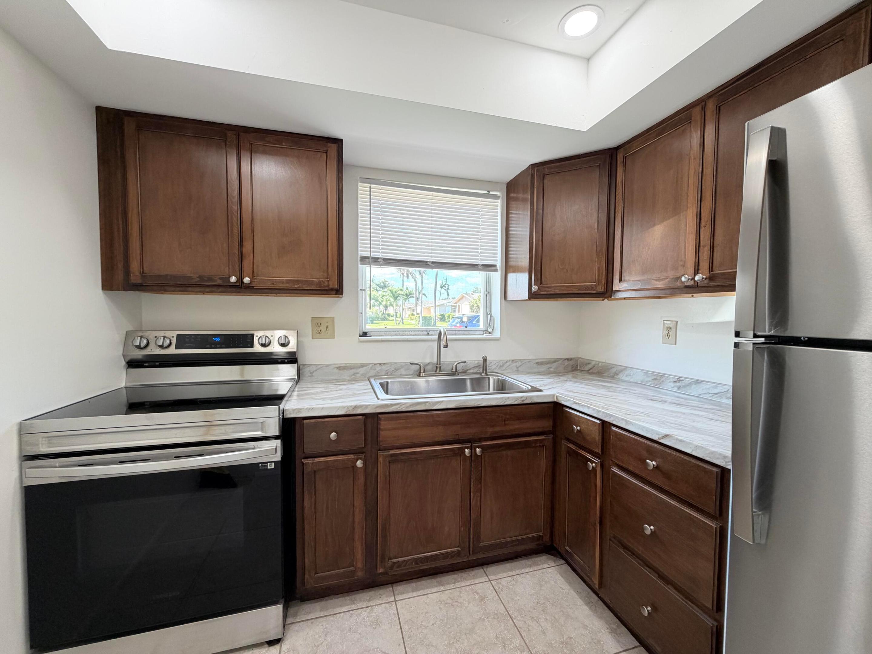 CRESTHAVEN VILLAS CONDO 27 - Residential Lease