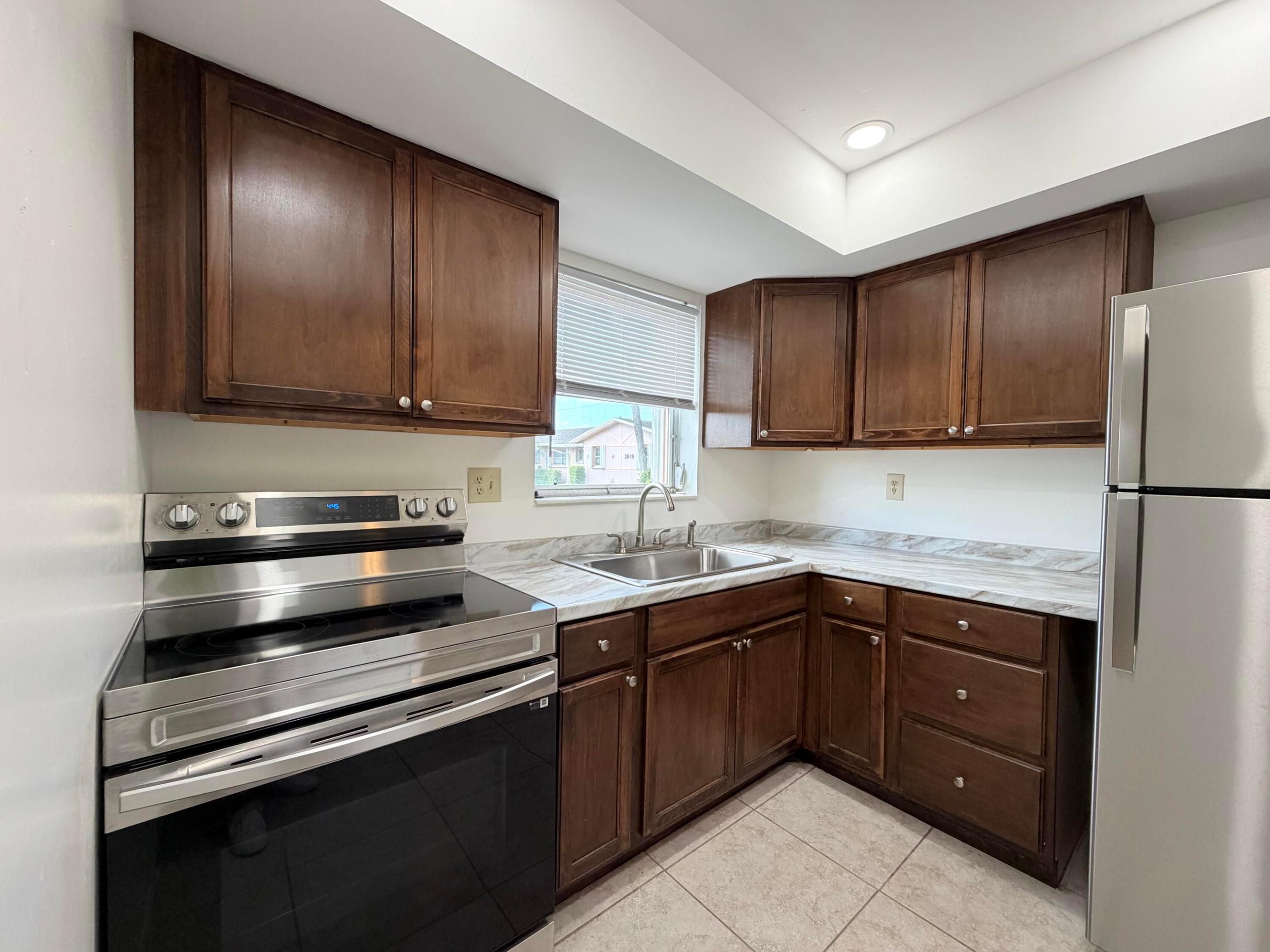 CRESTHAVEN VILLAS CONDO 27 - Residential Lease