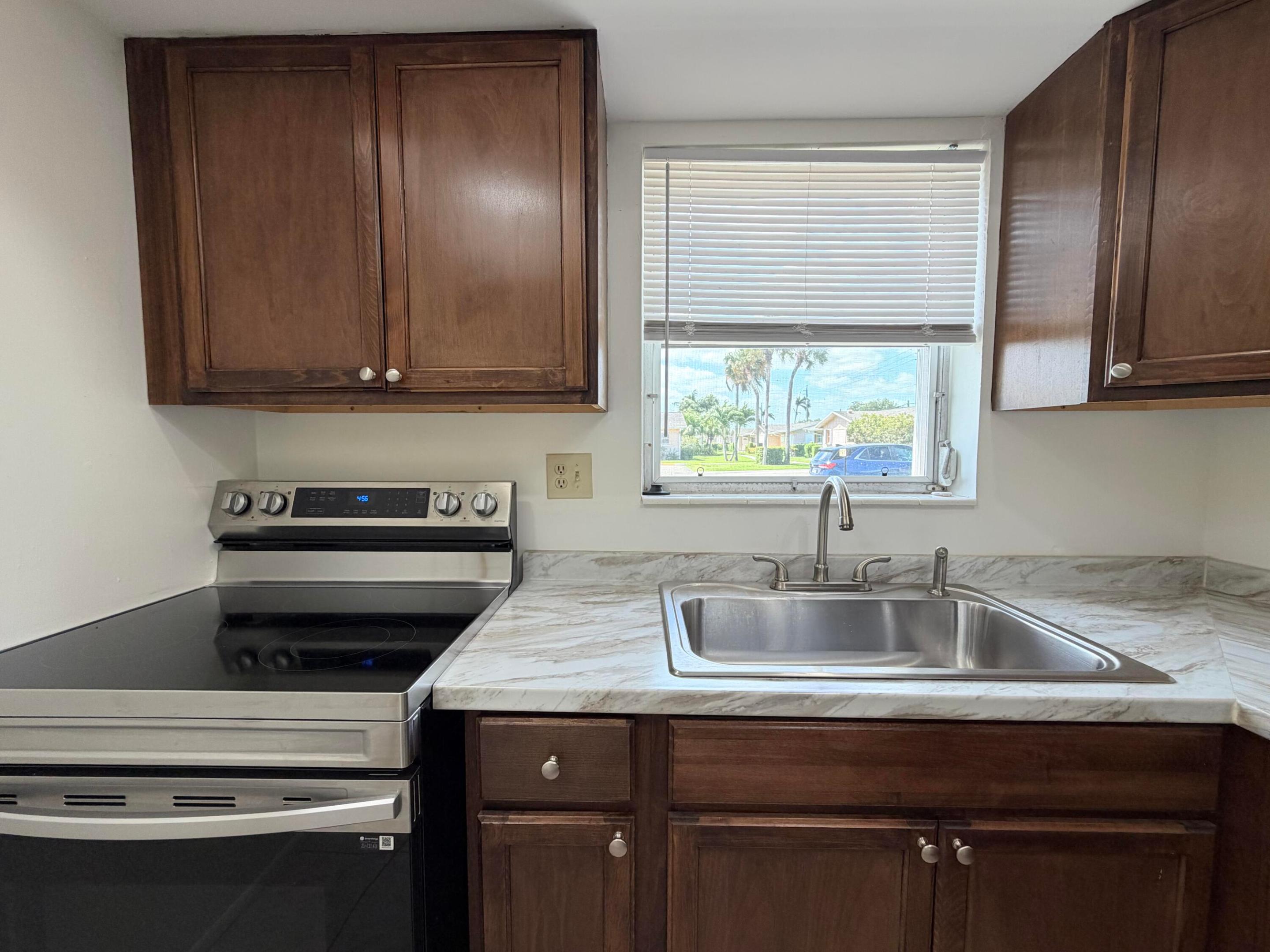 CRESTHAVEN VILLAS CONDO 27 - Residential Lease