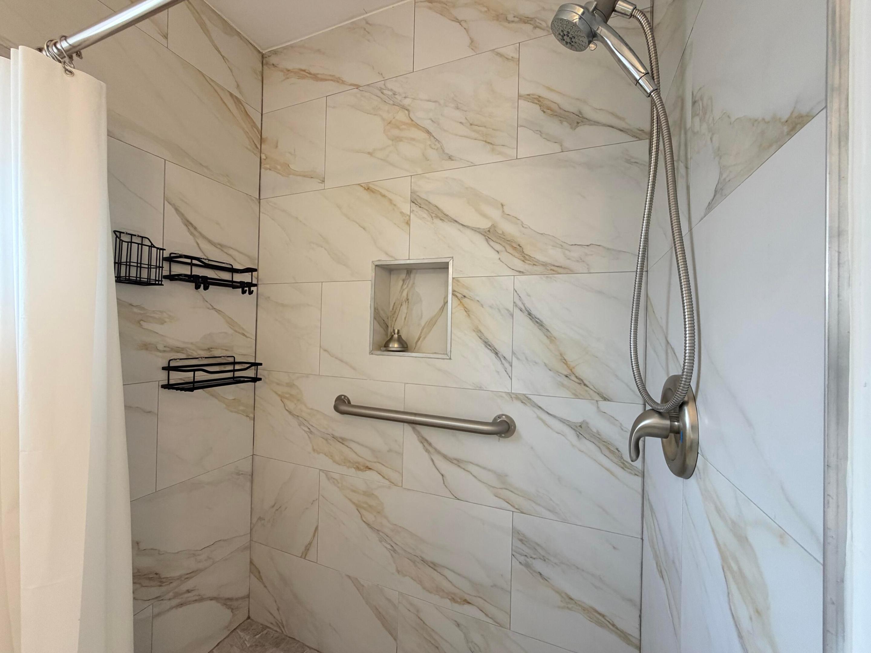 CRESTHAVEN VILLAS CONDO 27 - Residential Lease