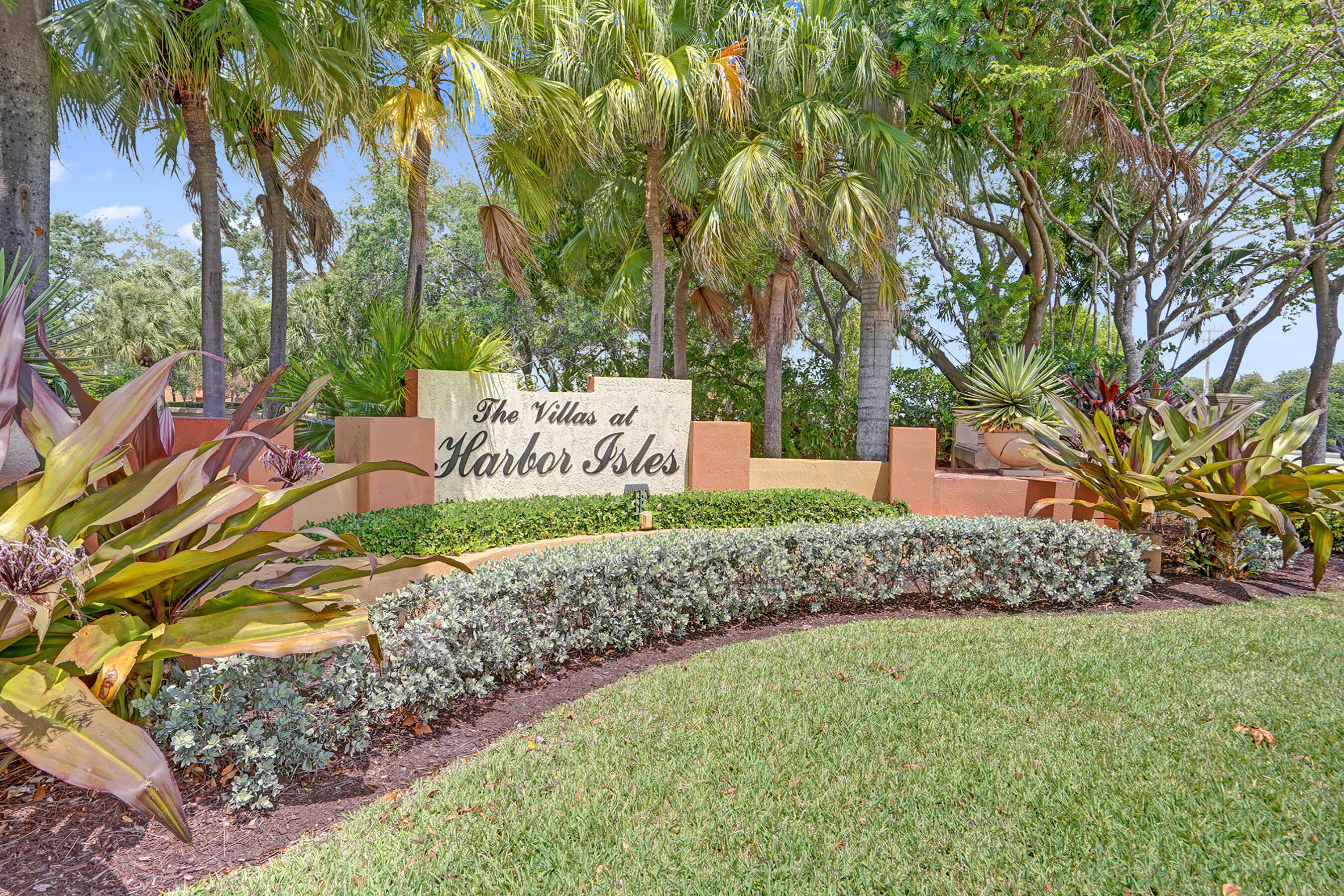 VILLAS AT HARBOR ISLES CONDO - Residential