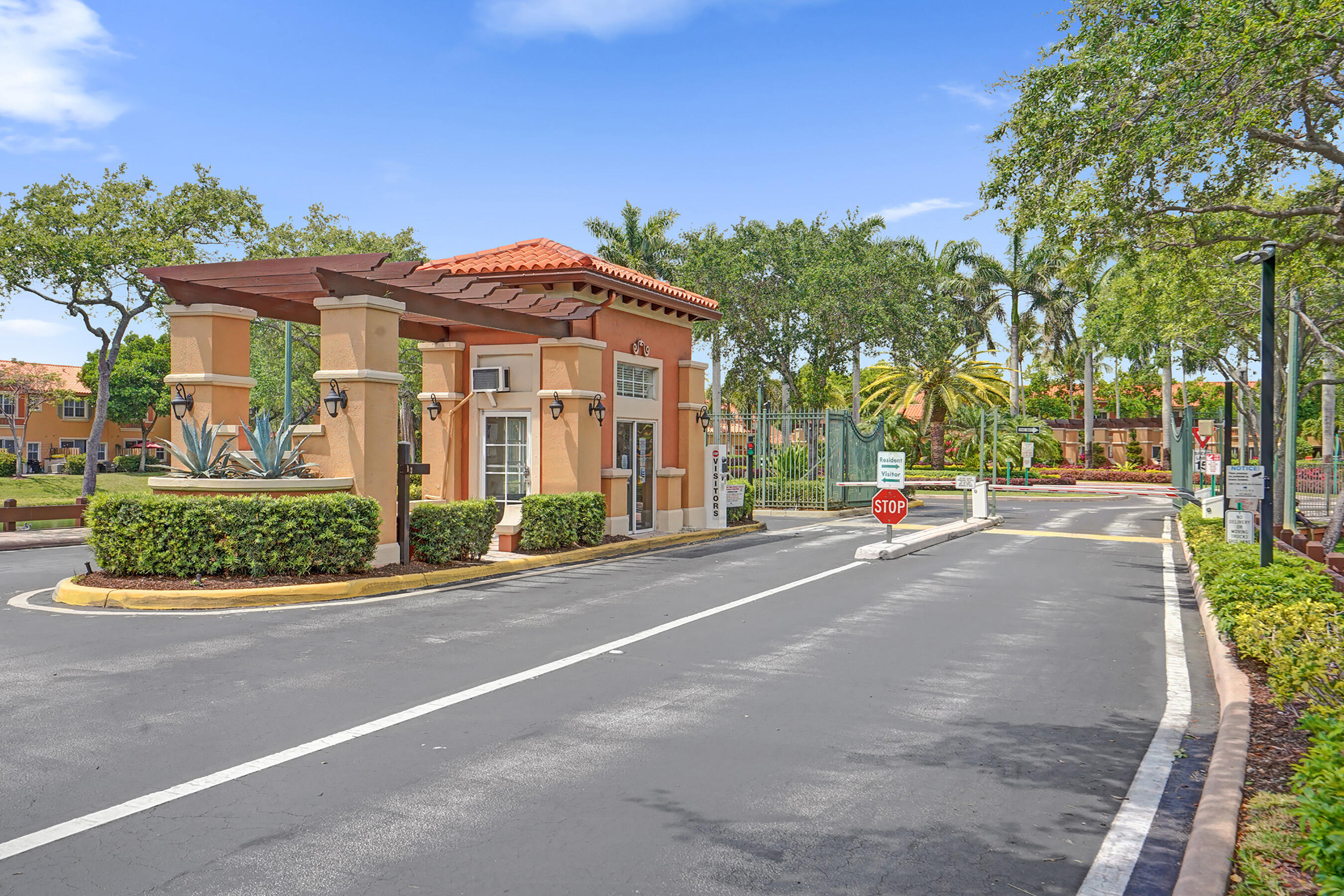 VILLAS AT HARBOR ISLES CONDO - Residential