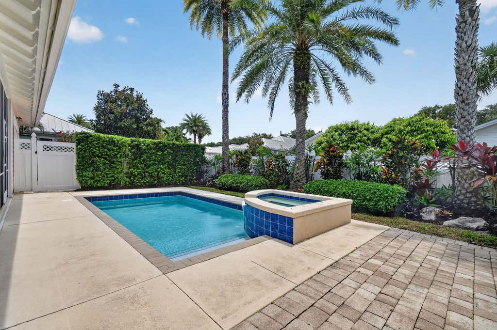 Photo of 3416 S Caroline Drive, Jupiter, FL 33458 (MLS # B26047991)