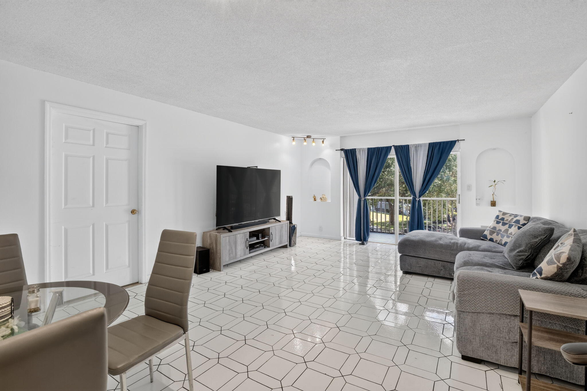 6001 N Falls Circle Drive 306