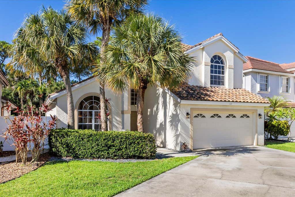 Photo of 110 Pennock Trace Drive, Jupiter, FL 33458 (MLS # B26047027)