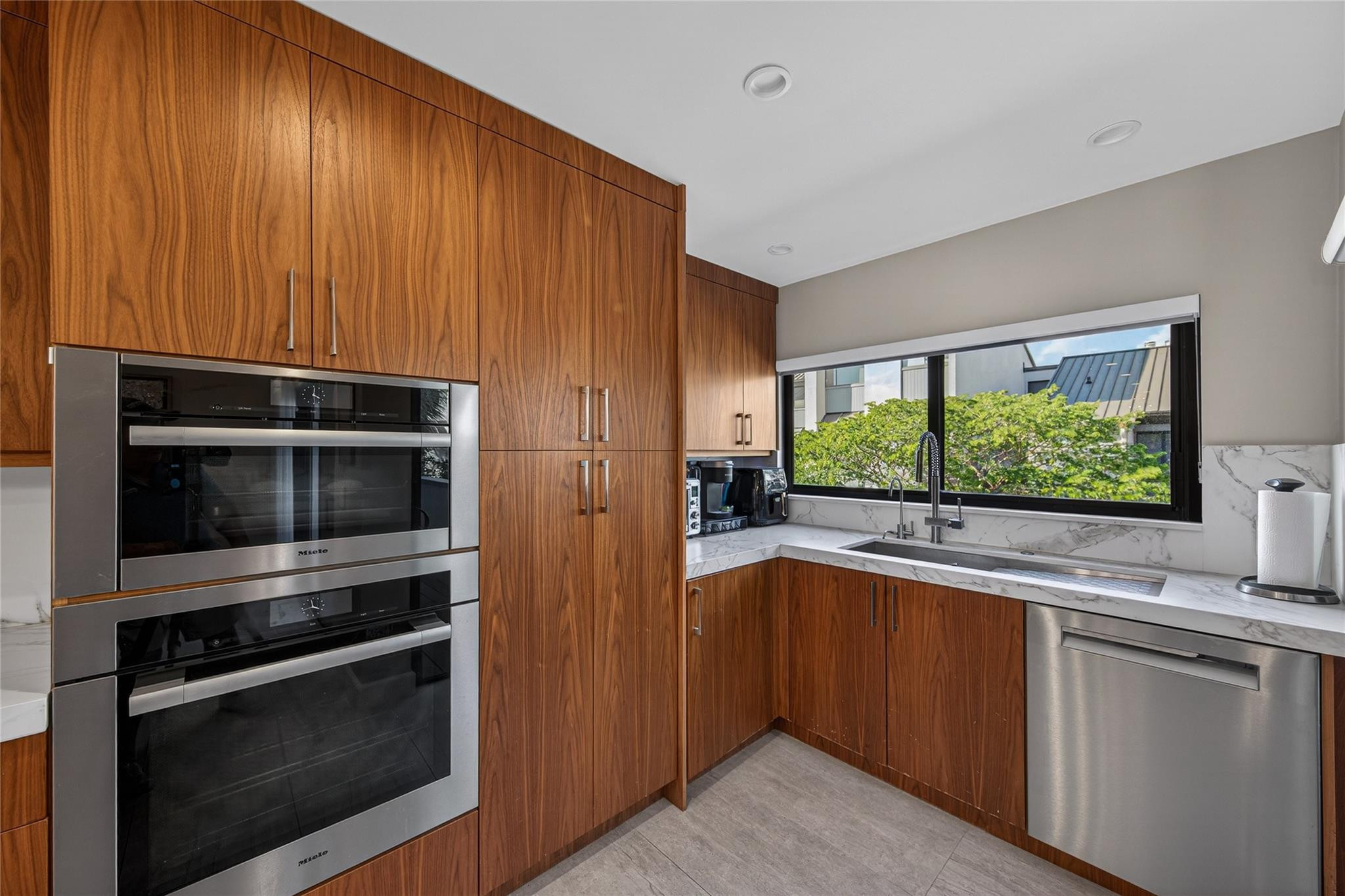 PORTSIDE YACHT CLUB - Residential