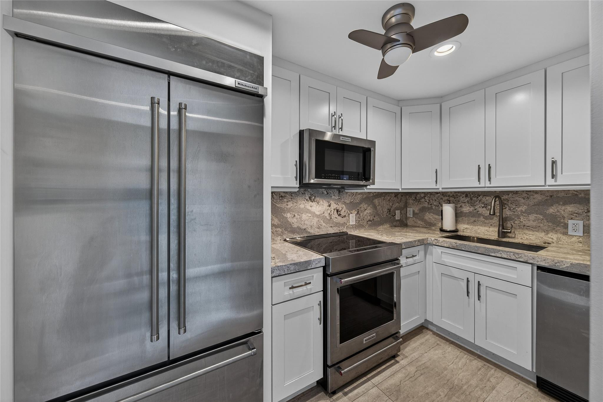 PORTSIDE YACHT CLUB - Residential