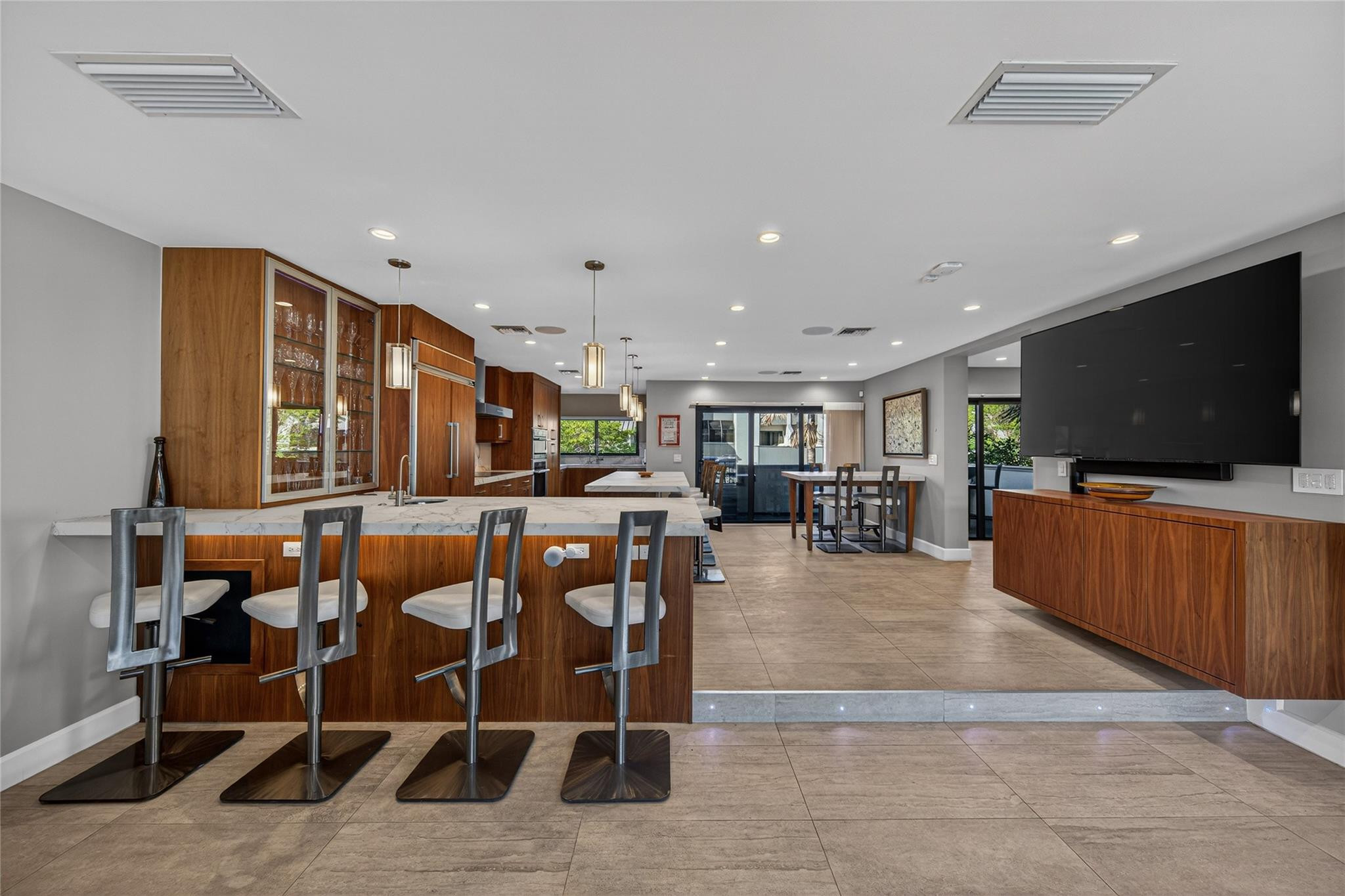 PORTSIDE YACHT CLUB - Residential