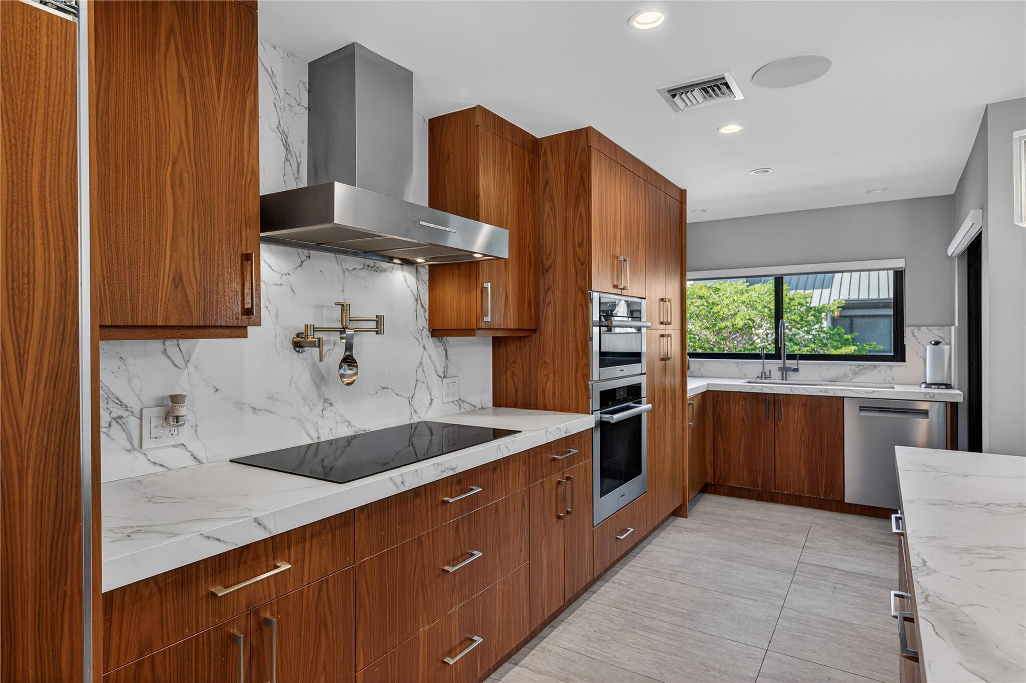 PORTSIDE YACHT CLUB - Residential