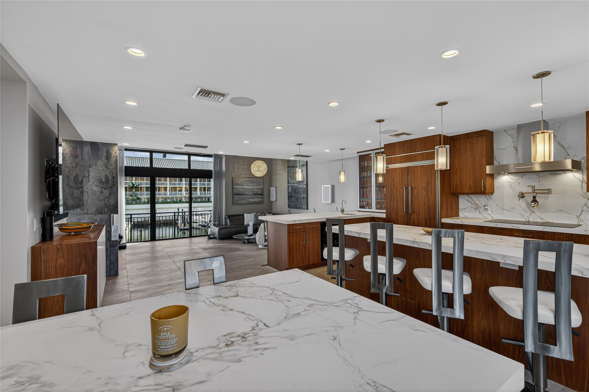 PORTSIDE YACHT CLUB - Residential