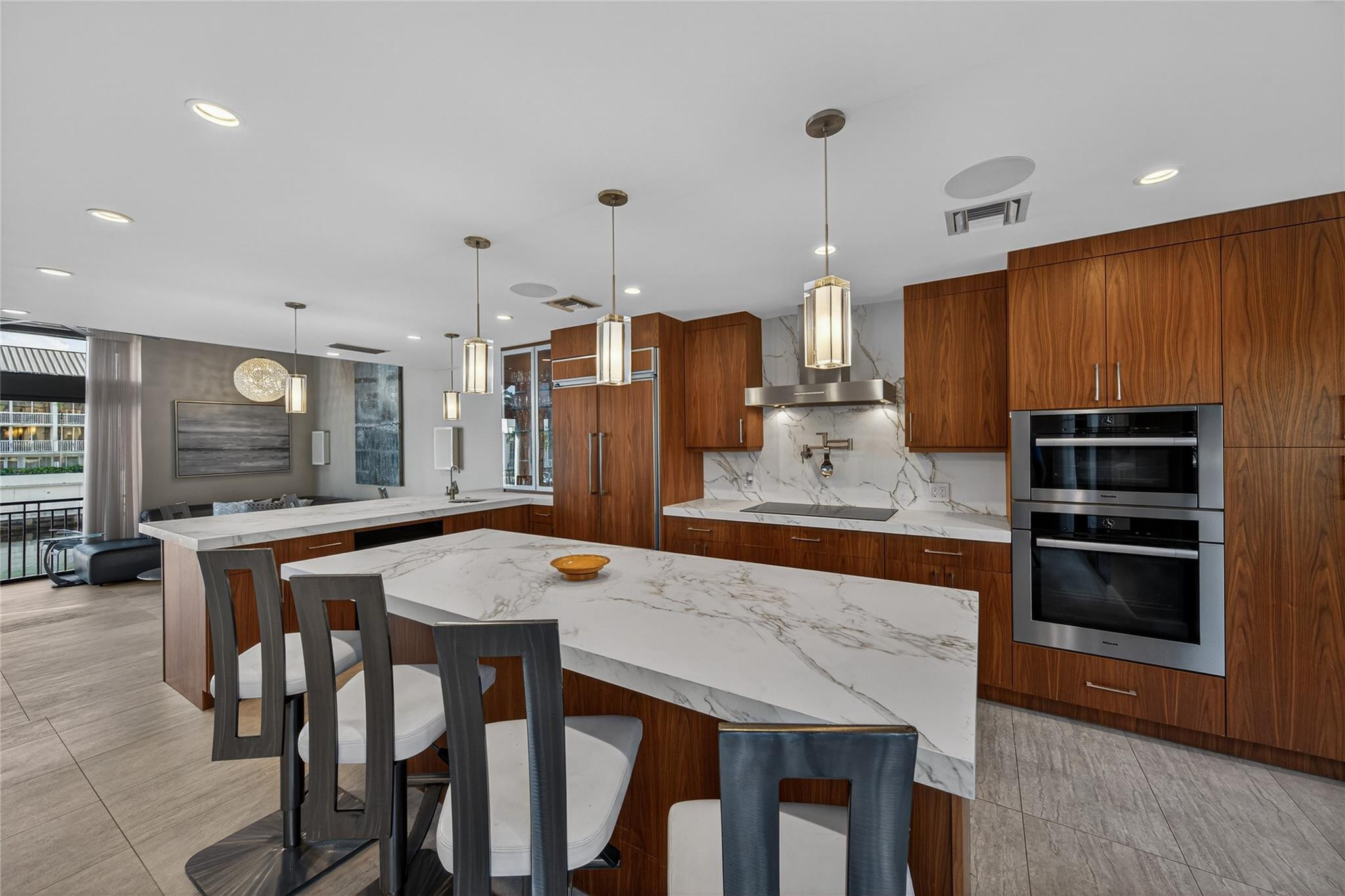 PORTSIDE YACHT CLUB - Residential