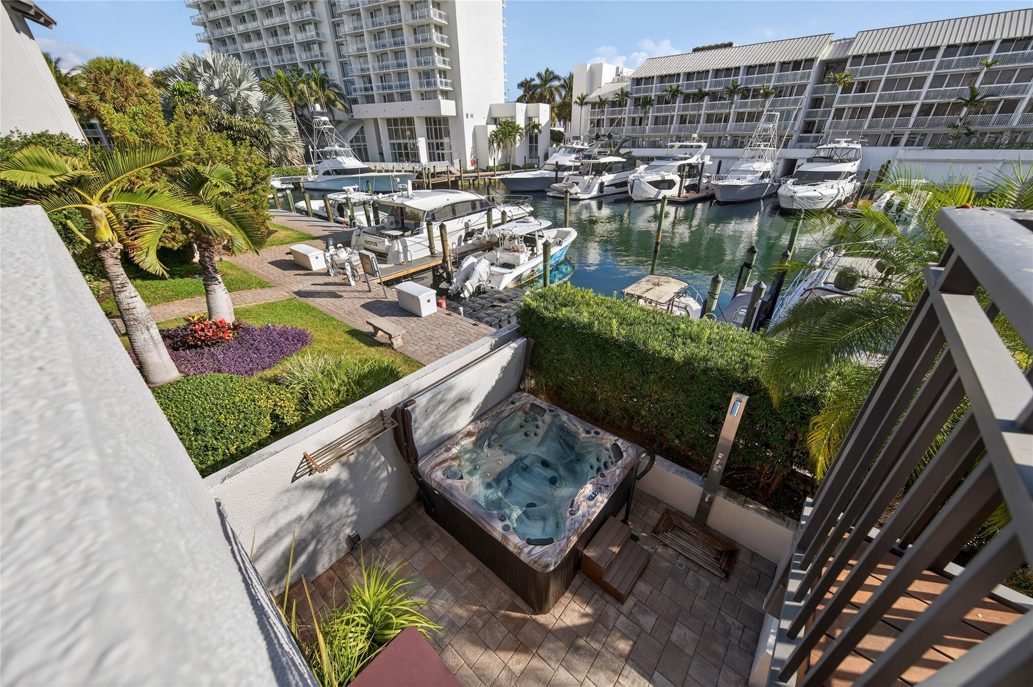 PORTSIDE YACHT CLUB - Residential