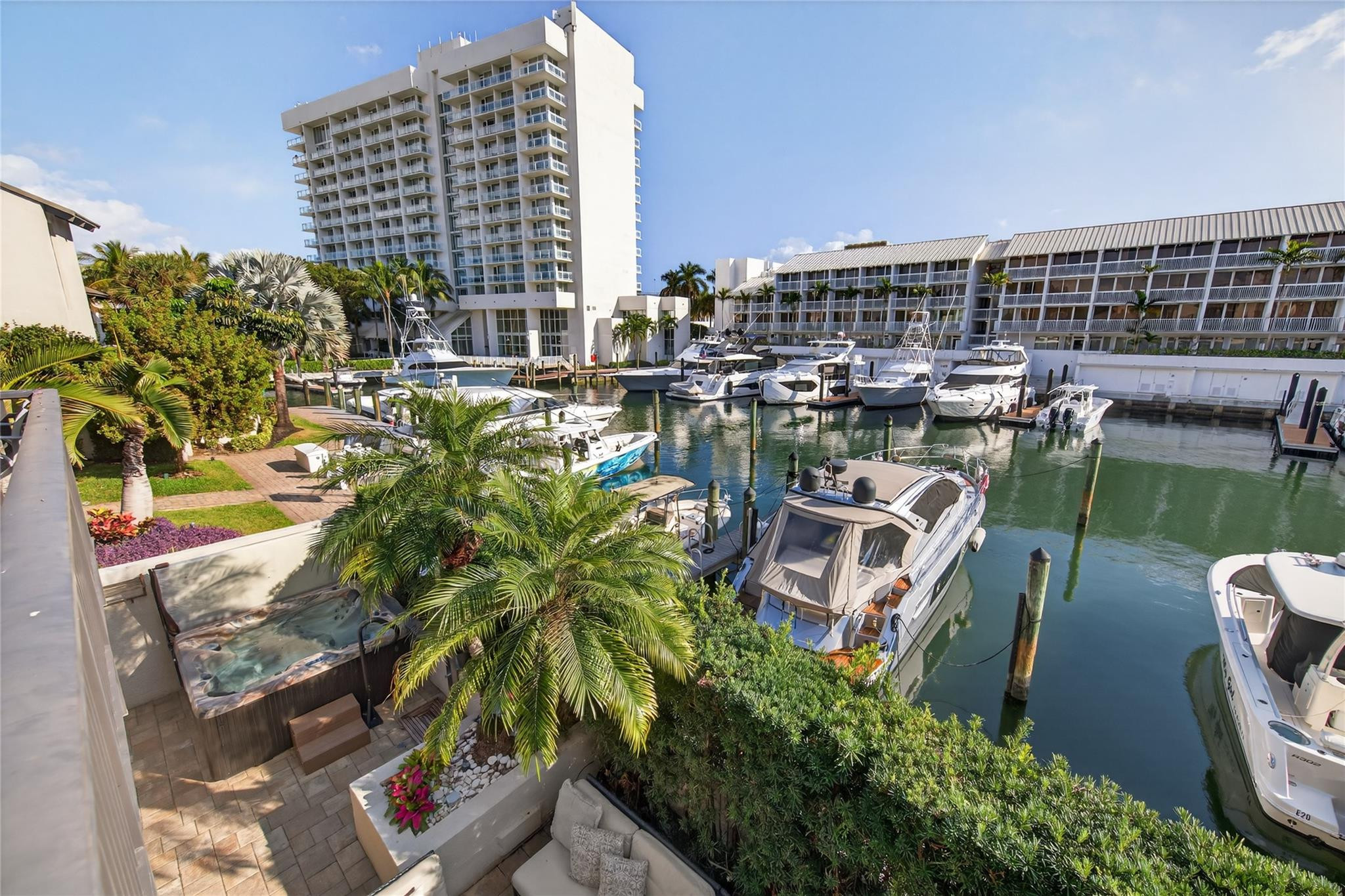 PORTSIDE YACHT CLUB - Residential