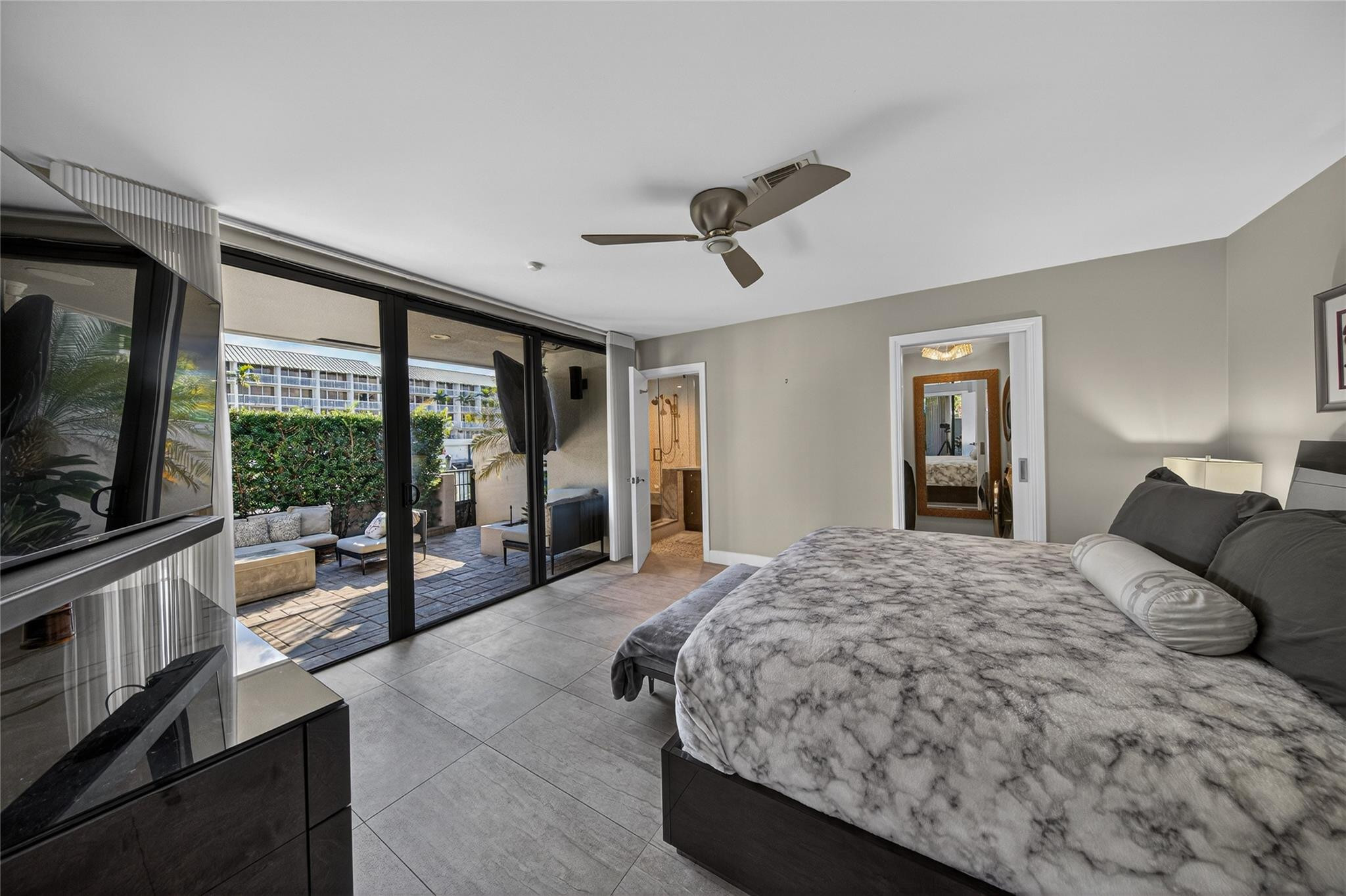 PORTSIDE YACHT CLUB - Residential