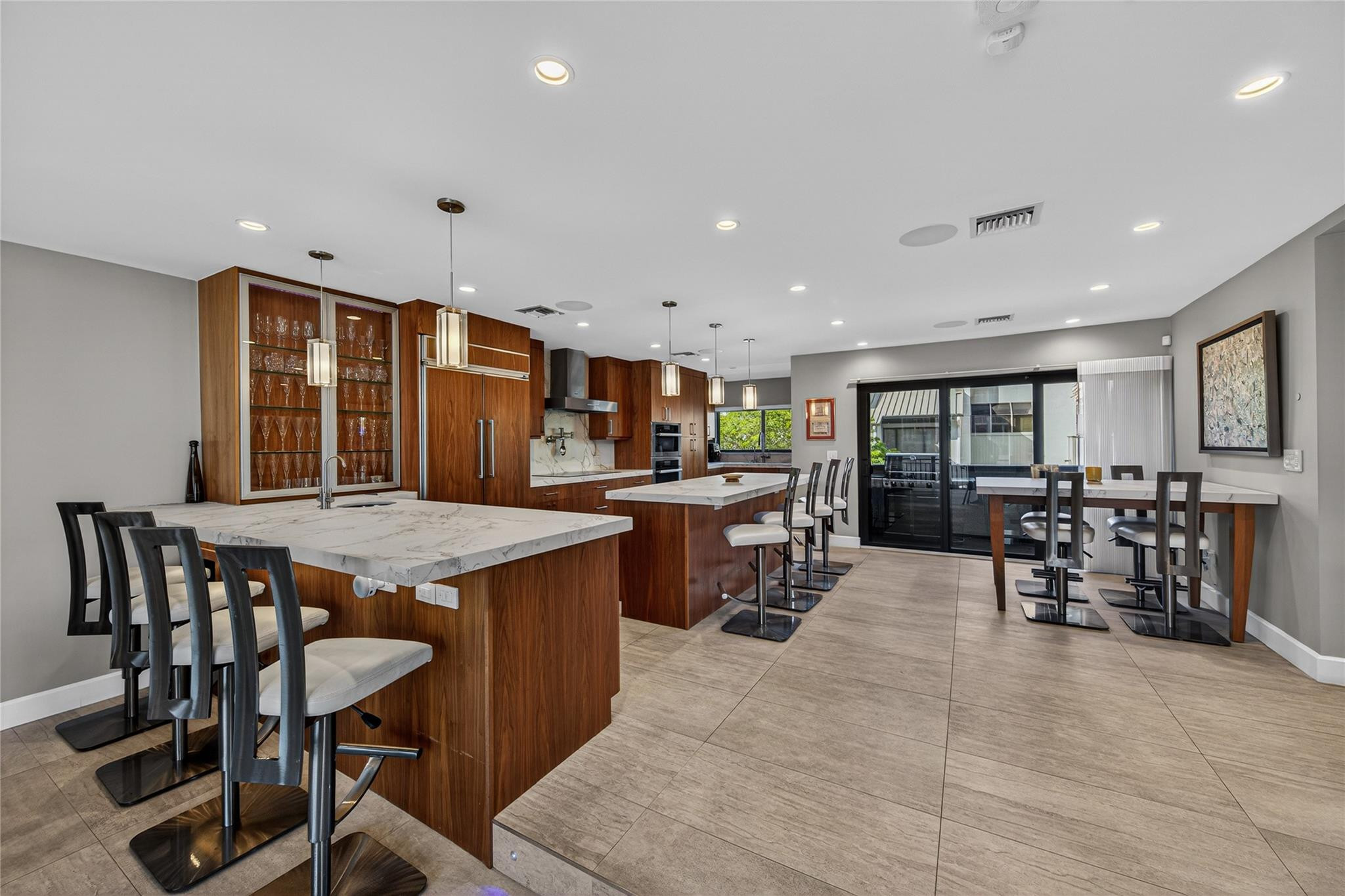 PORTSIDE YACHT CLUB - Residential