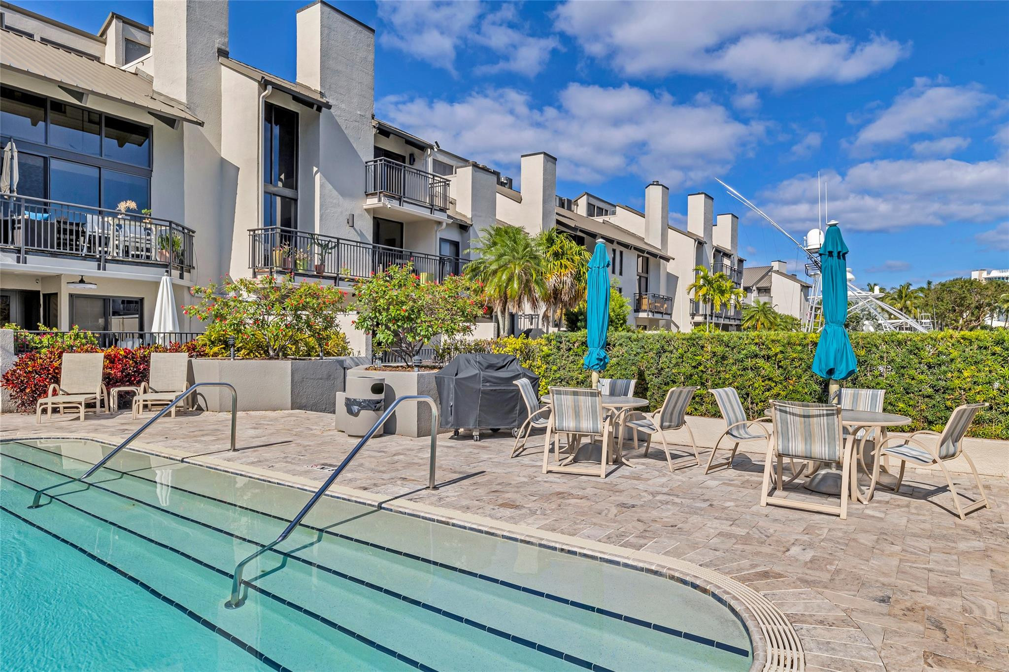 PORTSIDE YACHT CLUB - Residential