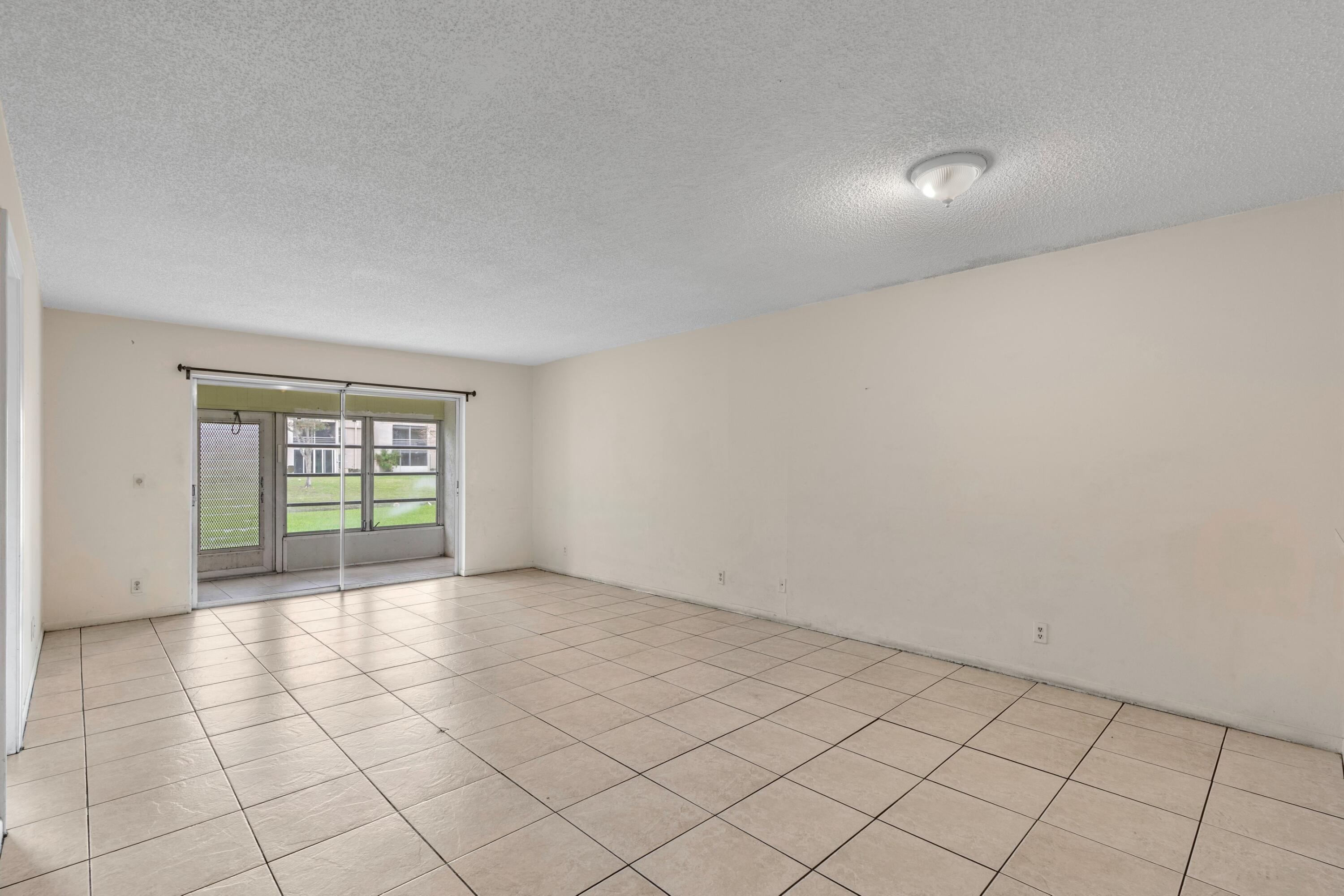 LAGO DEL REY CONDO - Residential