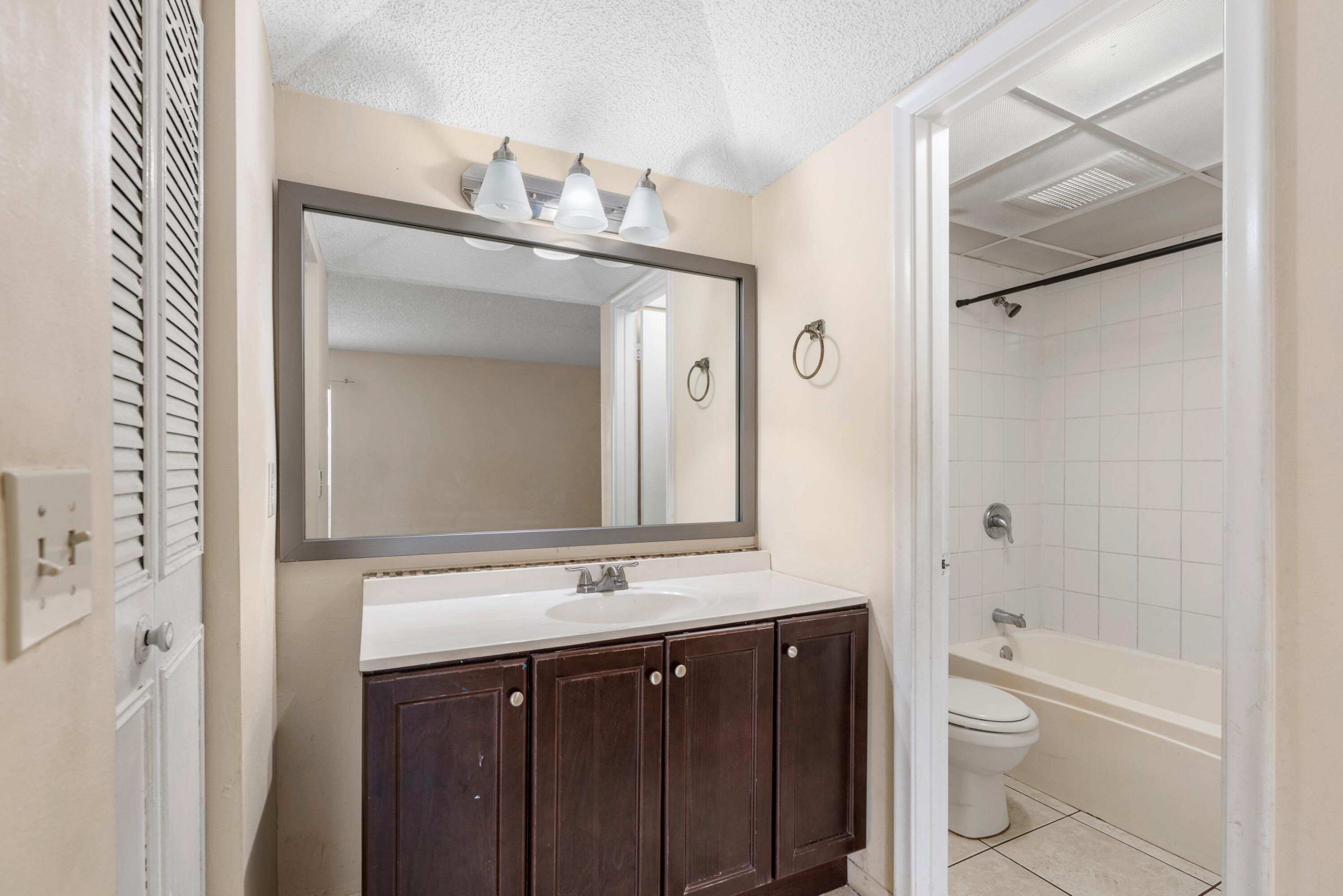 LAGO DEL REY CONDO - Residential