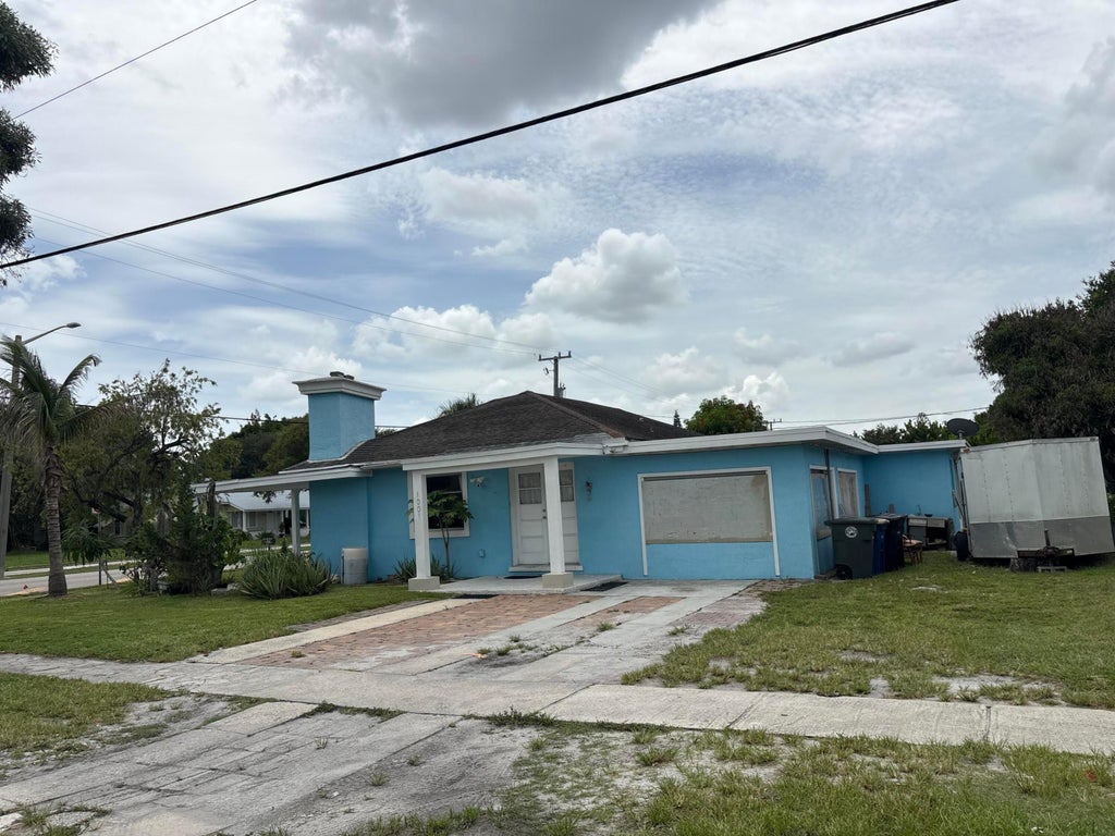 Photo of 1001 Sunrise Boulevard, Fort Pierce, FL 34950 (MLS # B26062569)