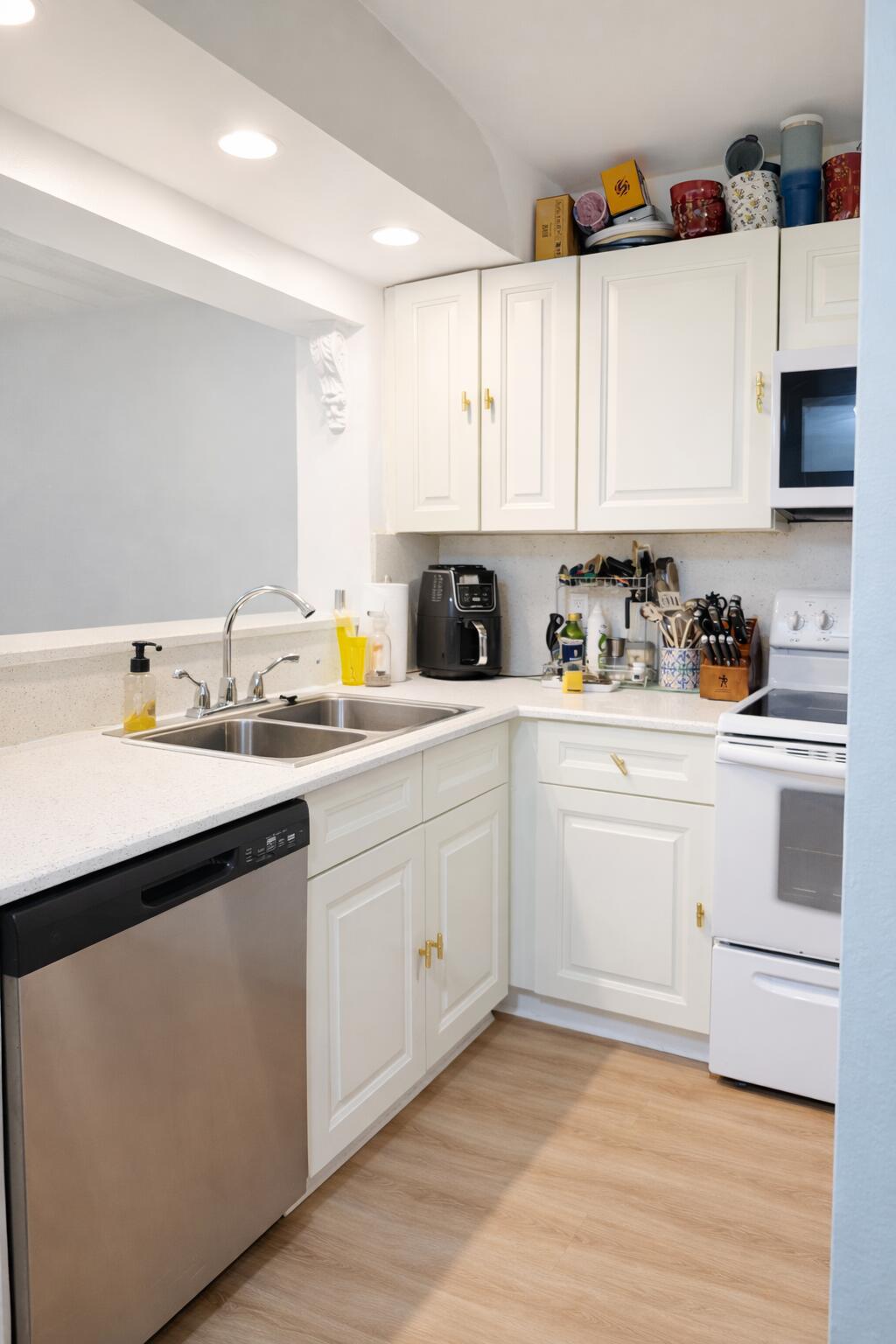 LAKE EMERALD CONDOMINIUM NO ONE - Residential