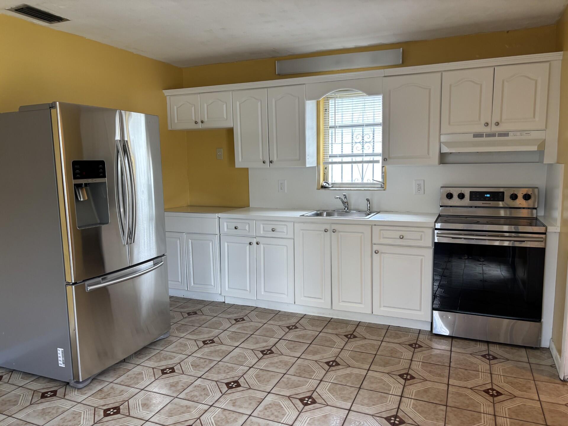 Single Family Home located in Downtown Ft, 2 Bed, 2 Bath, newly Roof, Central Air System, Completely Tiled & Freshly Painted, Totally Fenced w/spacious yard with enough room to park your truck, boat or whatever you want.