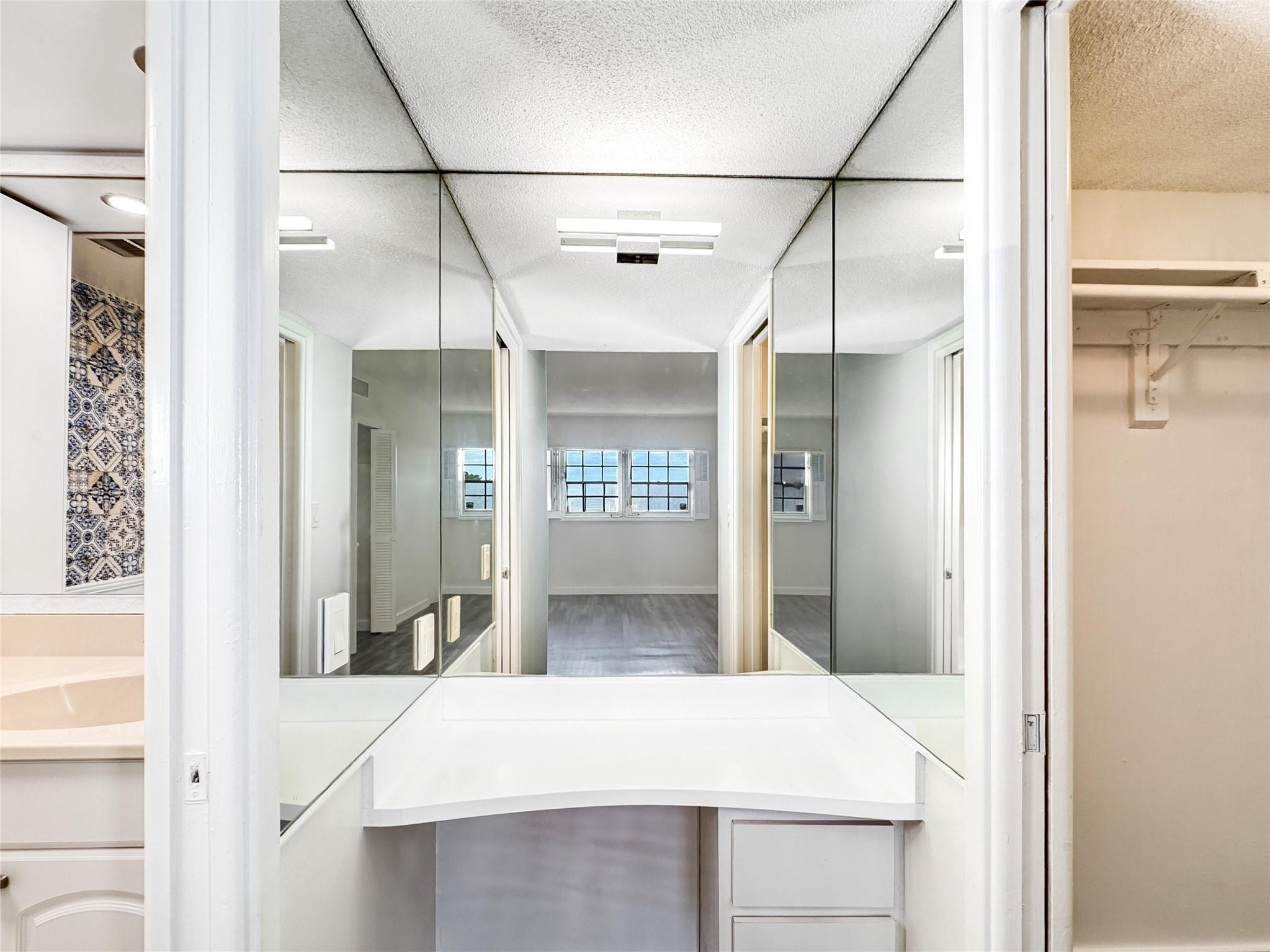 NO 5 PALM-AIRE COUNTRY CLUB - Residential