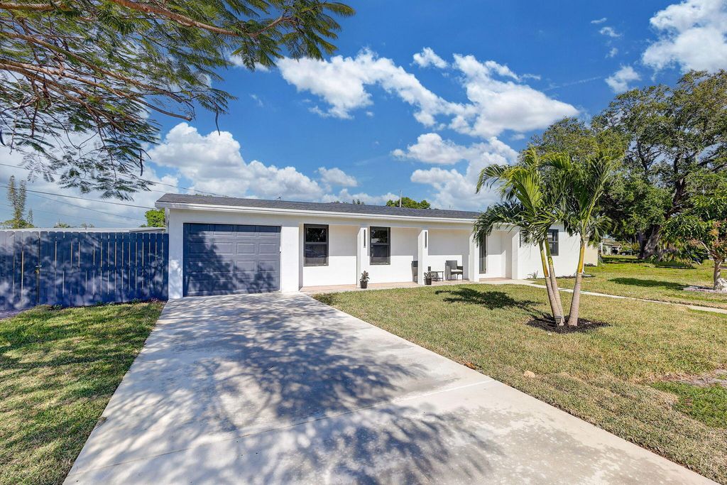 Photo of 191 SE Castana Court, Port Saint Lucie, FL 34983 (MLS # R10962745)