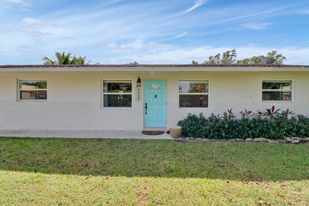 Photo of 2028 SE Harrison Street, Stuart, FL 34997 (MLS # R11029373)