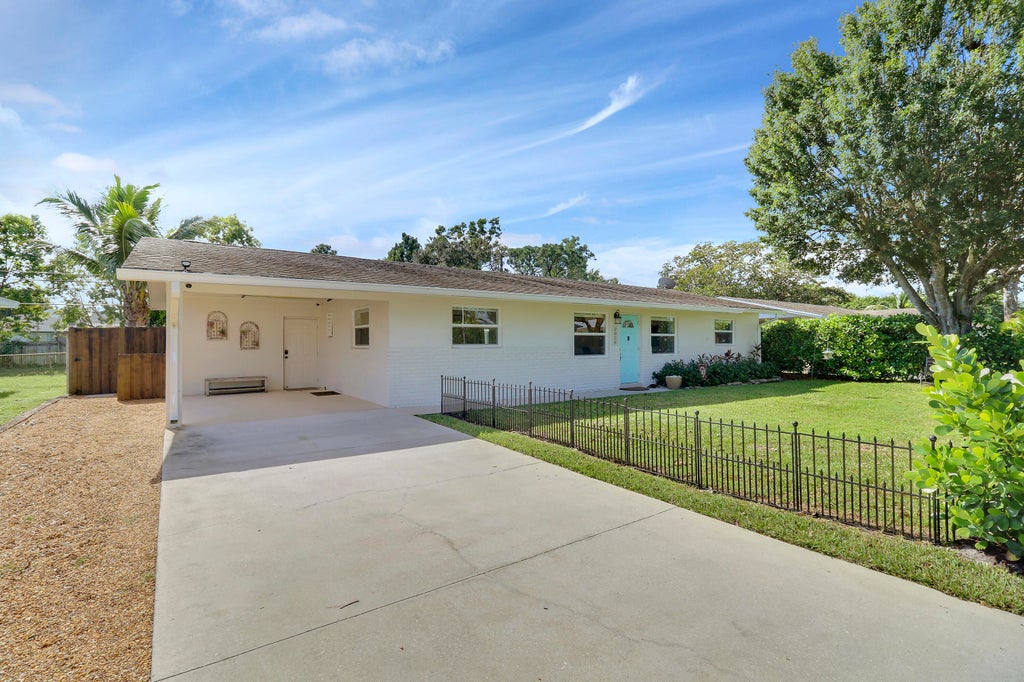 Photo of 2028 SE Harrison Street, Stuart, FL 34997 (MLS # R11029373)