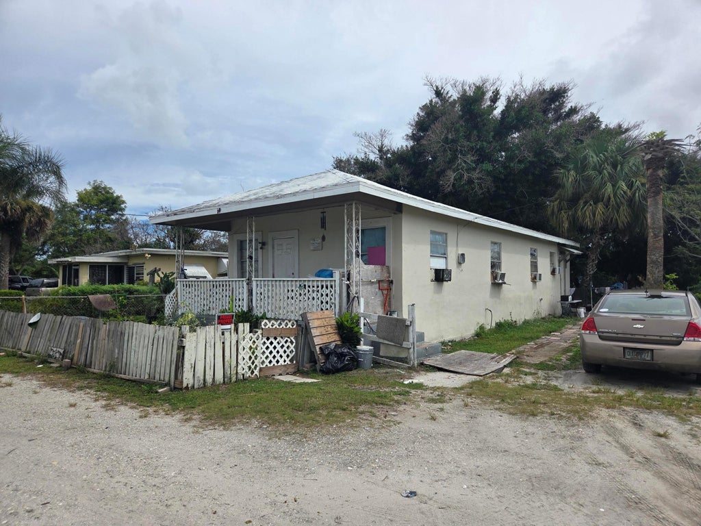 Photo of 918 N 10TH Street, Fort Pierce, FL 34950 (MLS # B26078273)