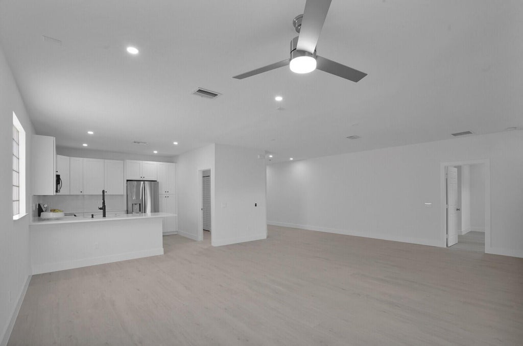 Photo of 905 Fieldstone Way, West Palm Beach, FL 33413 (MLS # R11113492)