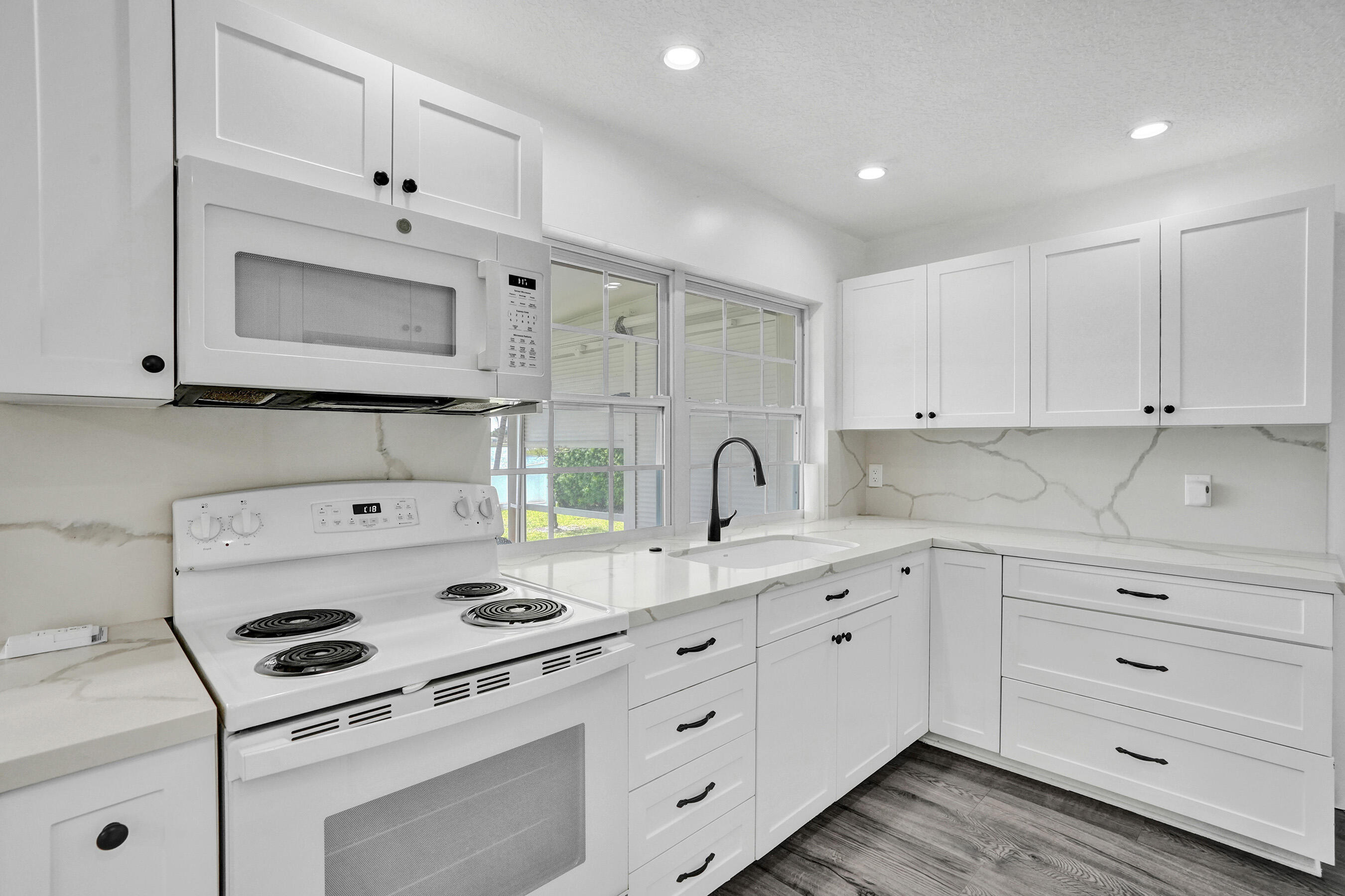 RAINBOW LAKES - Residential