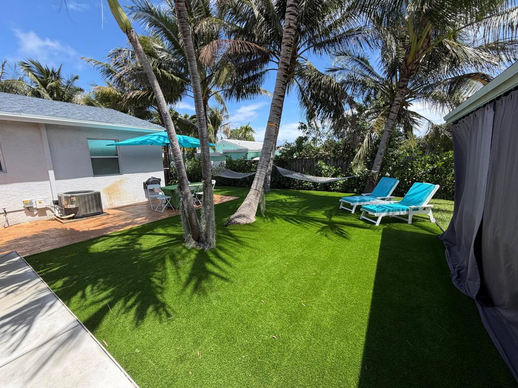 Photo of 468 W Ocean Avenue, Boynton Beach, FL 33435 (MLS # B26022883)