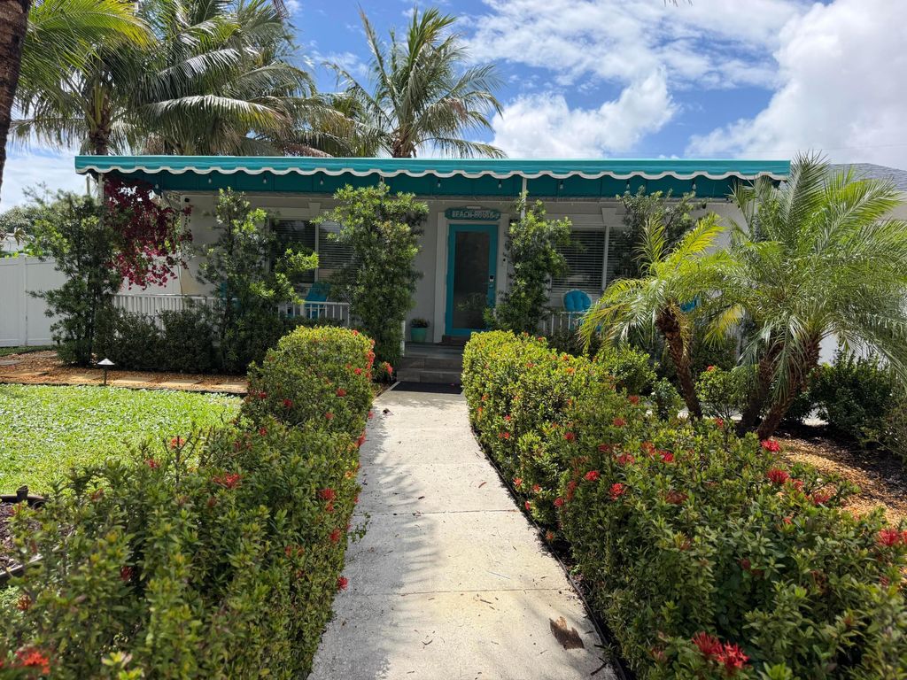Photo of 468 W Ocean Avenue, Boynton Beach, FL 33435 (MLS # B26022883)