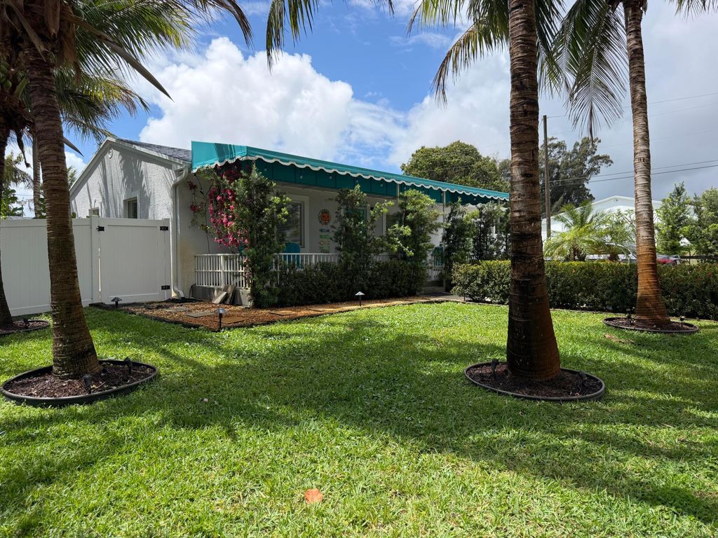 Photo of 468 W Ocean Avenue, Boynton Beach, FL 33435 (MLS # B26022883)