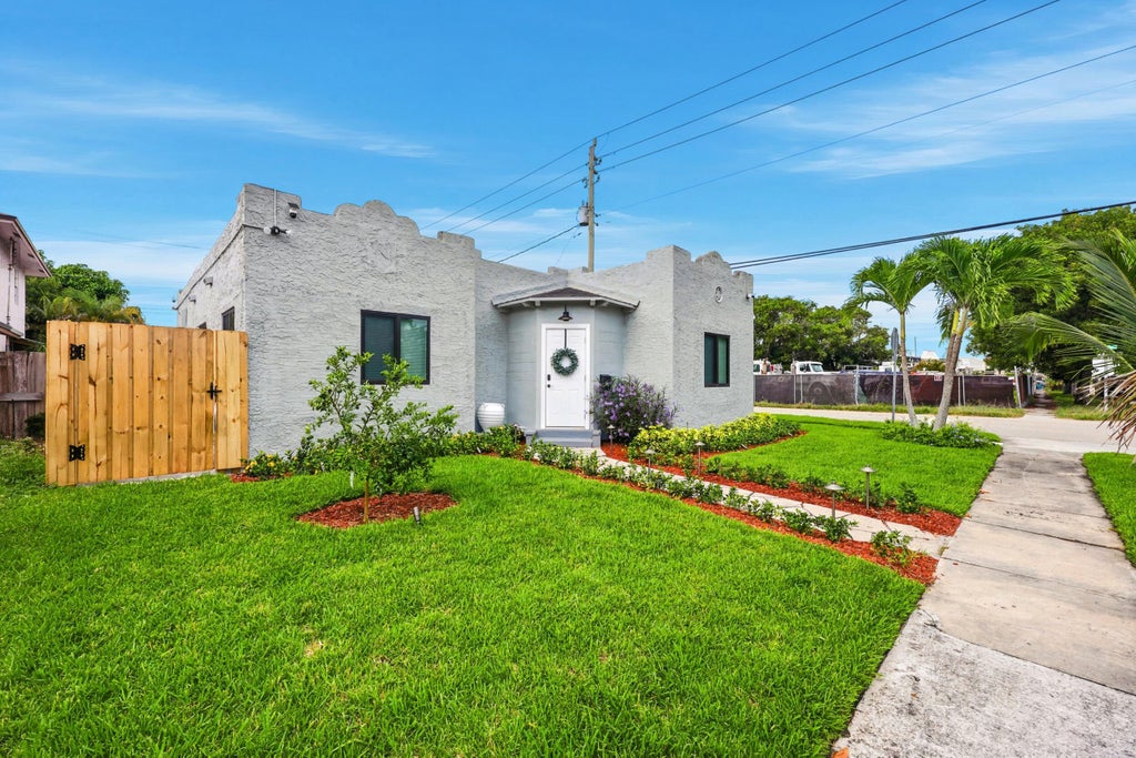 Photo of 424 Putnam Road, West Palm Beach, FL 33405 (MLS # B26045034)