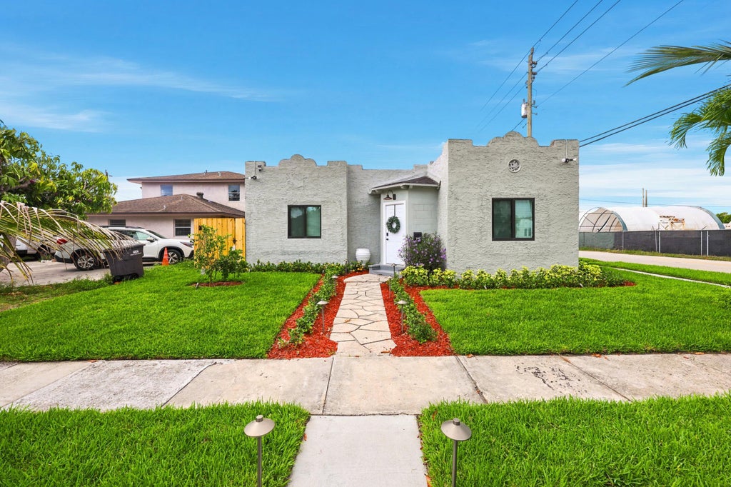 Photo of 424 Putnam Road, West Palm Beach, FL 33405 (MLS # B26045034)