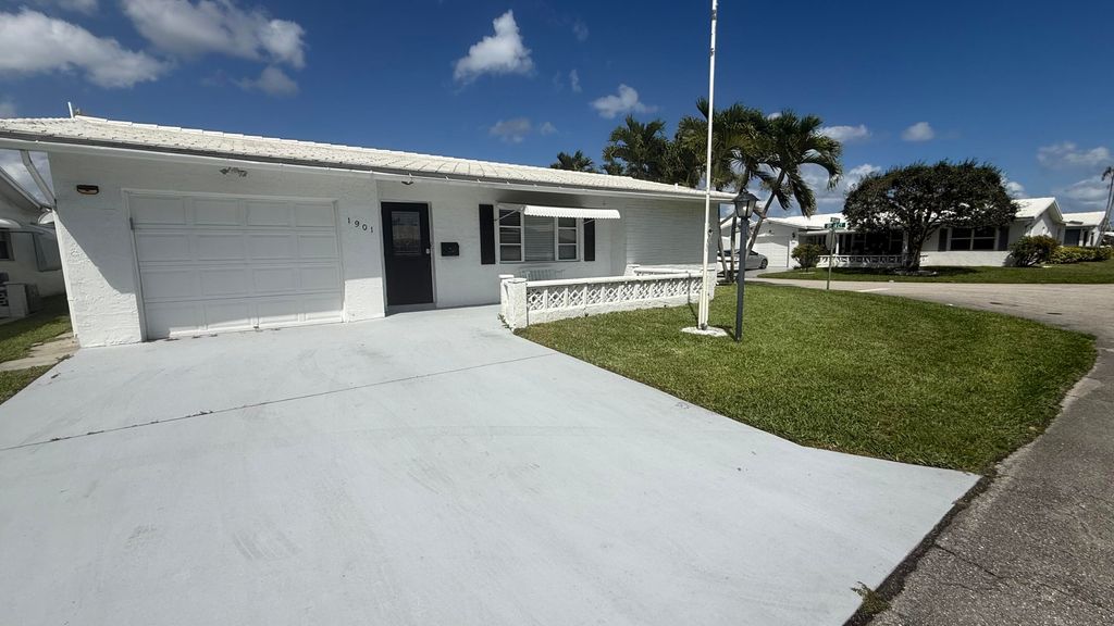 Photo of 1901 SW 14th Avenue, Boynton Beach, FL 33426 (MLS # B26005269)