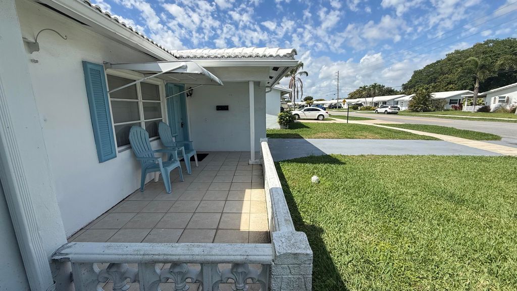 Photo of 1901 SW 14th Avenue, Boynton Beach, FL 33426 (MLS # B26005269)