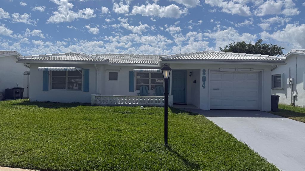 Photo of 1901 SW 14th Avenue, Boynton Beach, FL 33426 (MLS # B26005269)