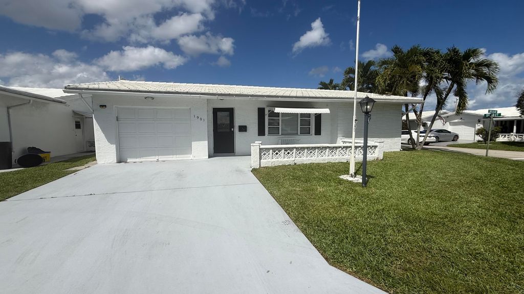 Photo of 1901 SW 14th Avenue, Boynton Beach, FL 33426 (MLS # B26005269)