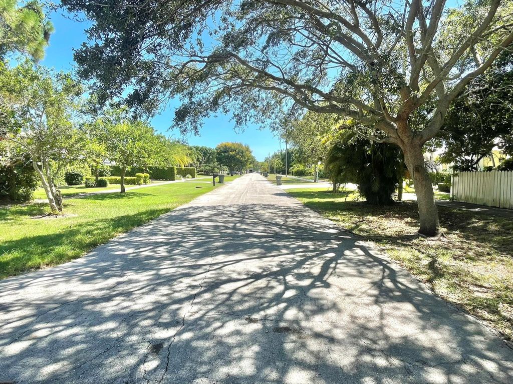 Photo of 2 Dixie Boulevard, Delray Beach, FL 33444 (MLS # F10415420)
