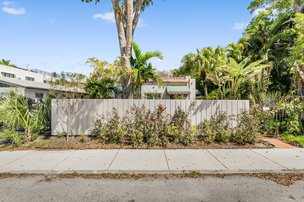 Photo of 1217 SE 1st Street, Fort Lauderdale, FL 33301 (MLS # B26007223)