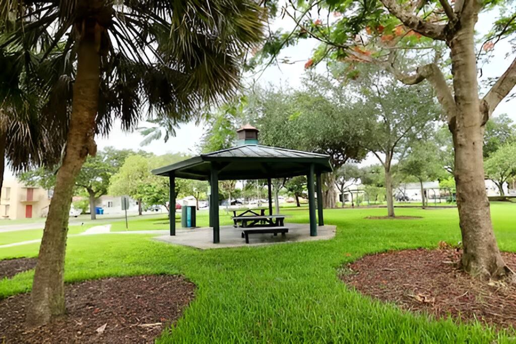 CROISSANT PARK - Residential Income