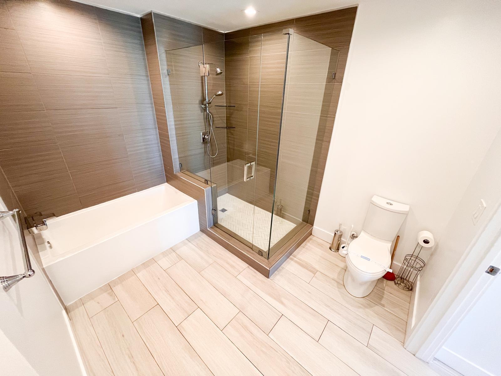 ONE LUXURY CONDO - Residential Lease