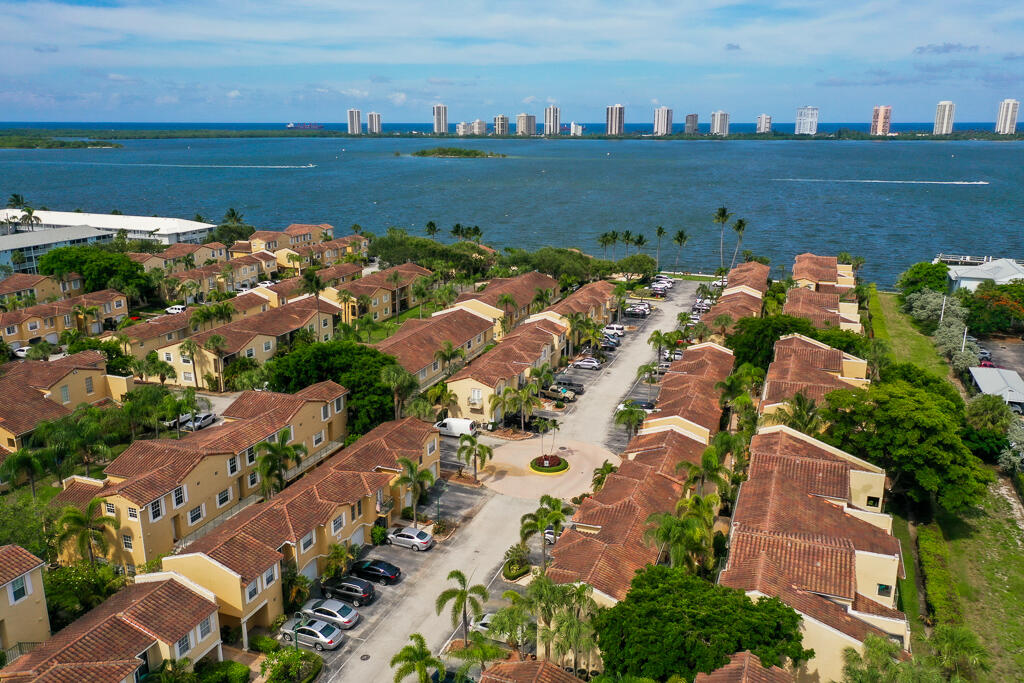 BAY REACH CONDO - Residential